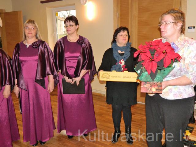 dāmu klubiņa vadītāja Benita štrodaha
